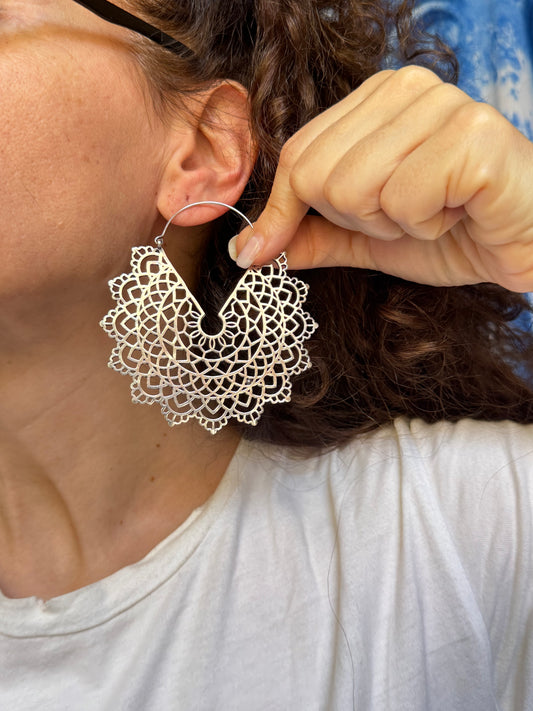 Orecchini boho argentati cerchi mandala
