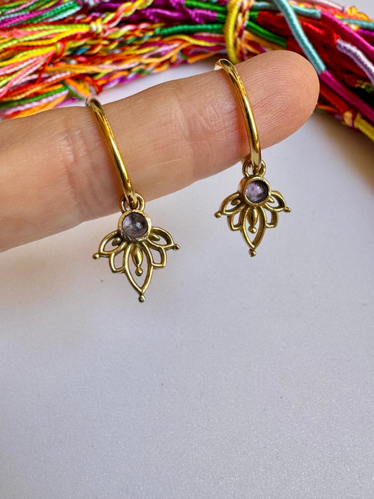 Goldene Boho-Ohrringe mit lila Kreis