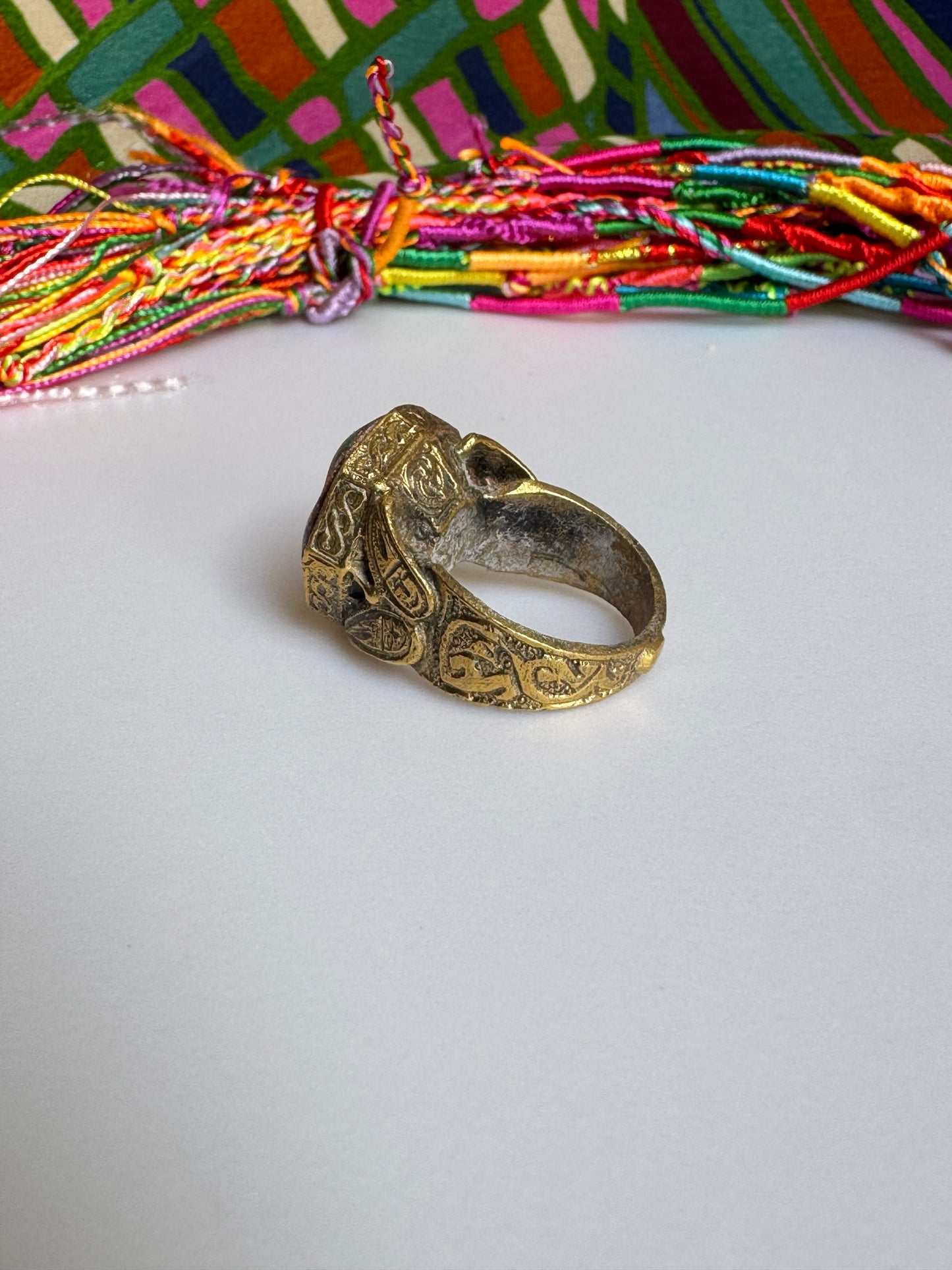 Antiker, bemalter Keramikring im Vintage-Stil, Größe 18/19