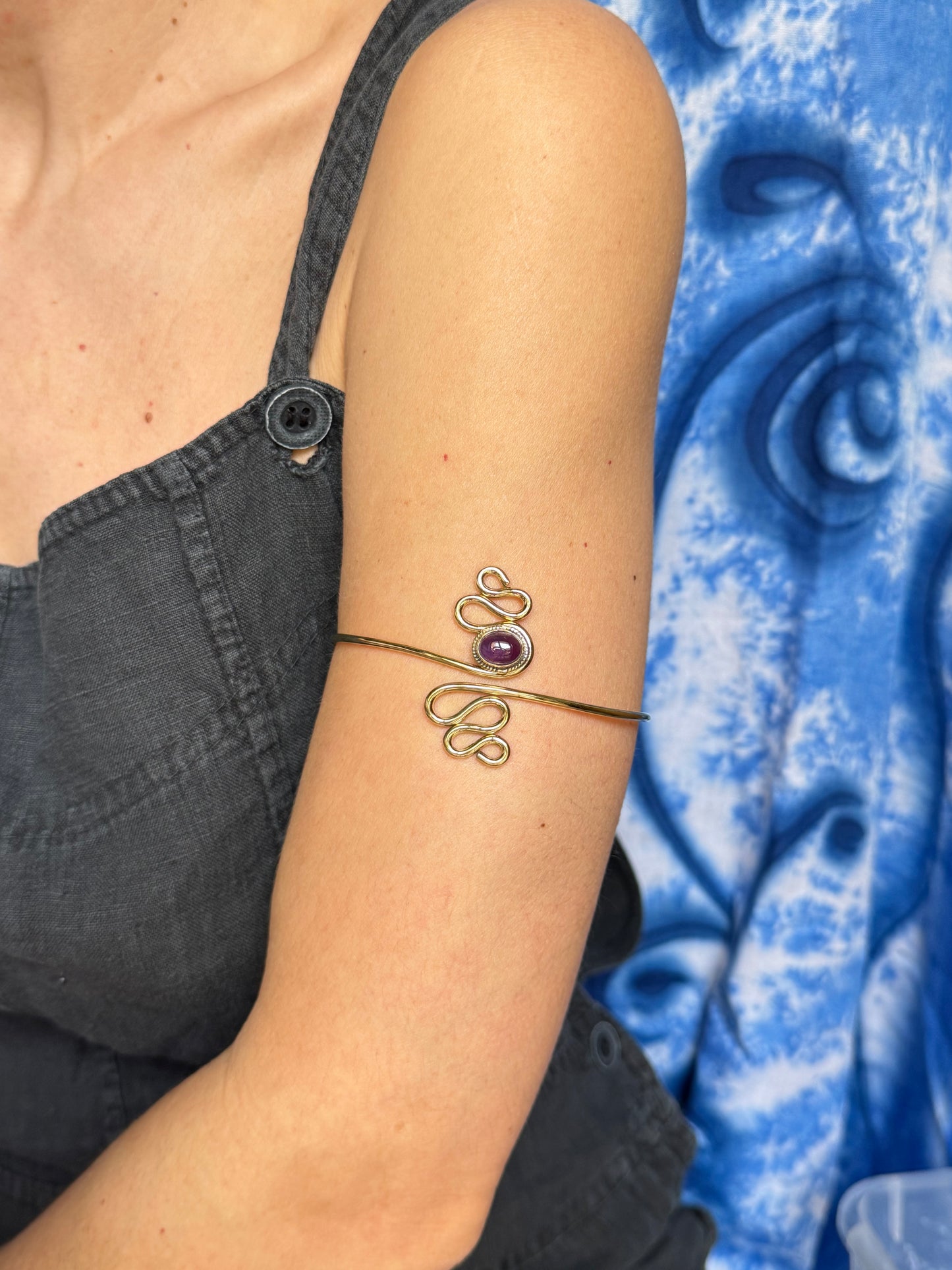 Bracciale braccio boho dorato viola