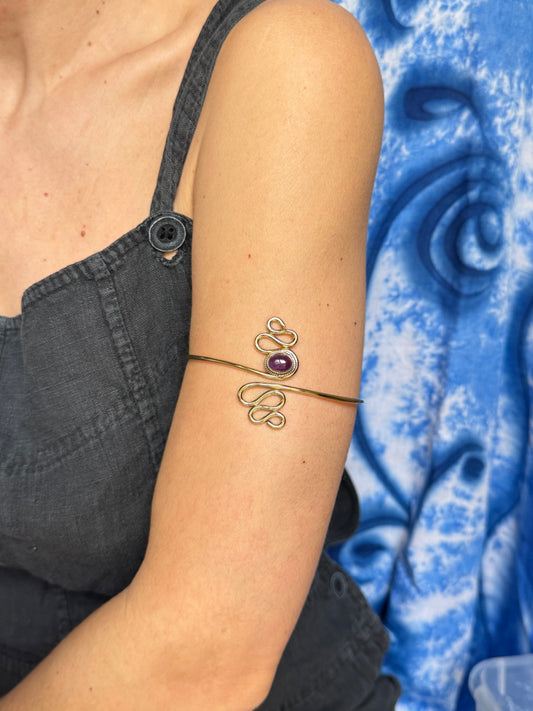 Bracciale braccio boho dorato viola