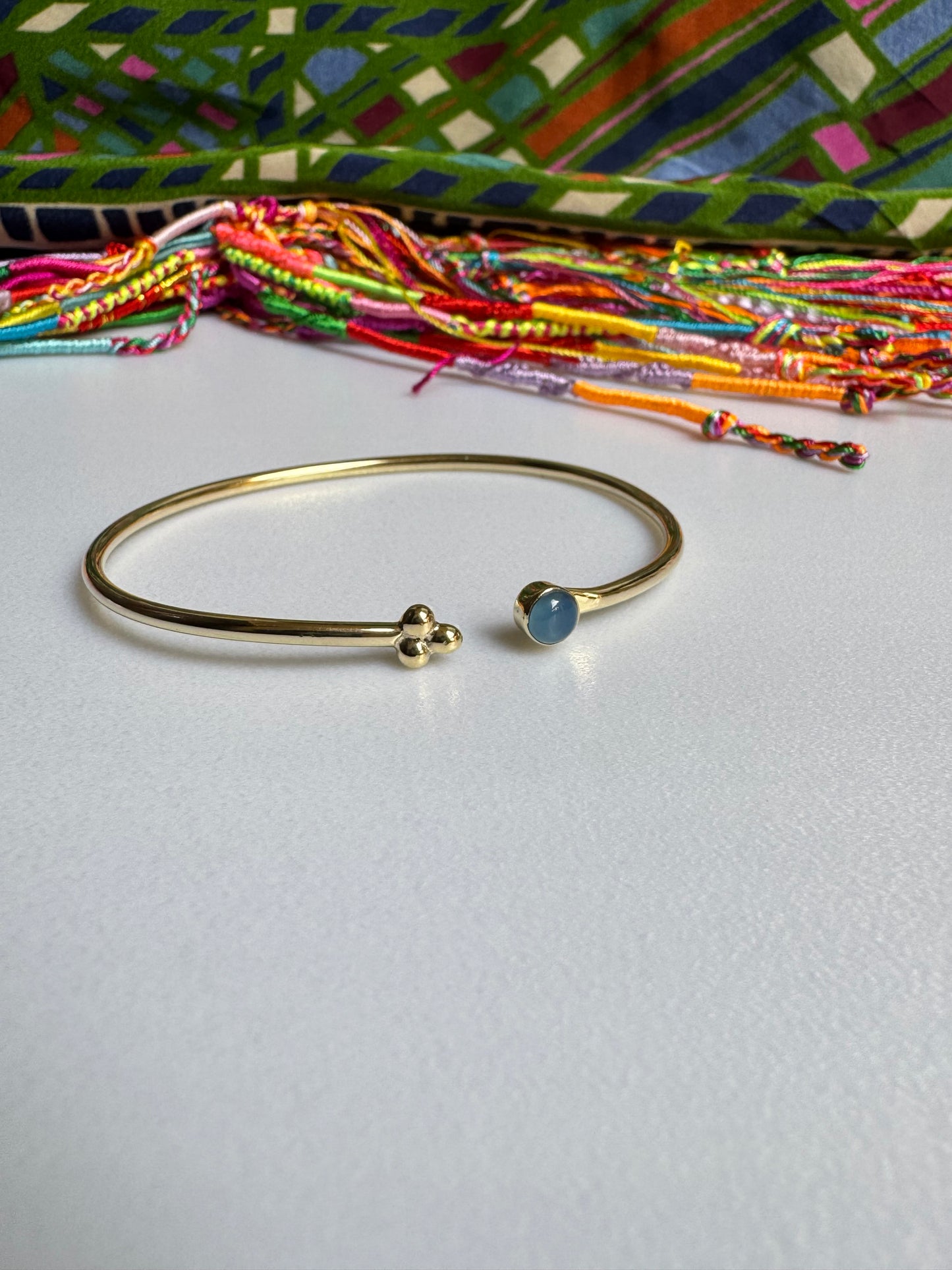 Goldenes himmelblaues Boho-Armband