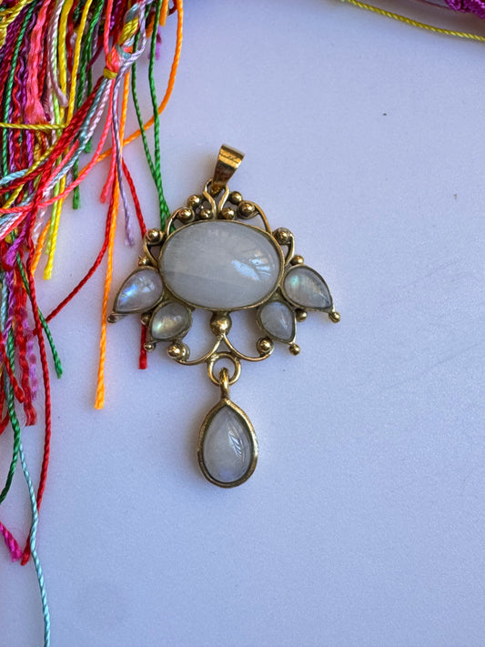 Ciondolo boho dorato fiore di loto pietra di luna