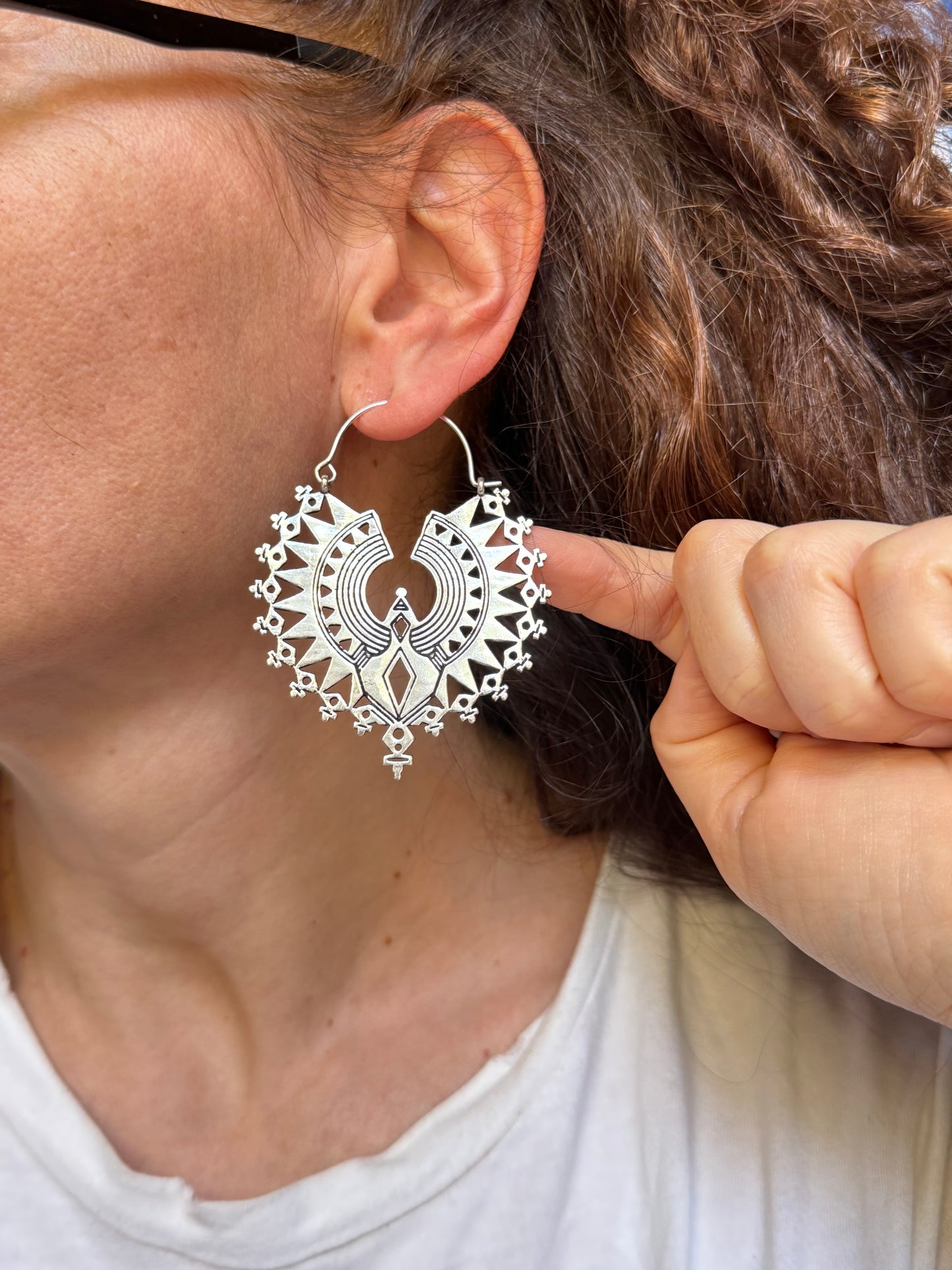 Orecchini boho argentati cerchi scarabeo alato