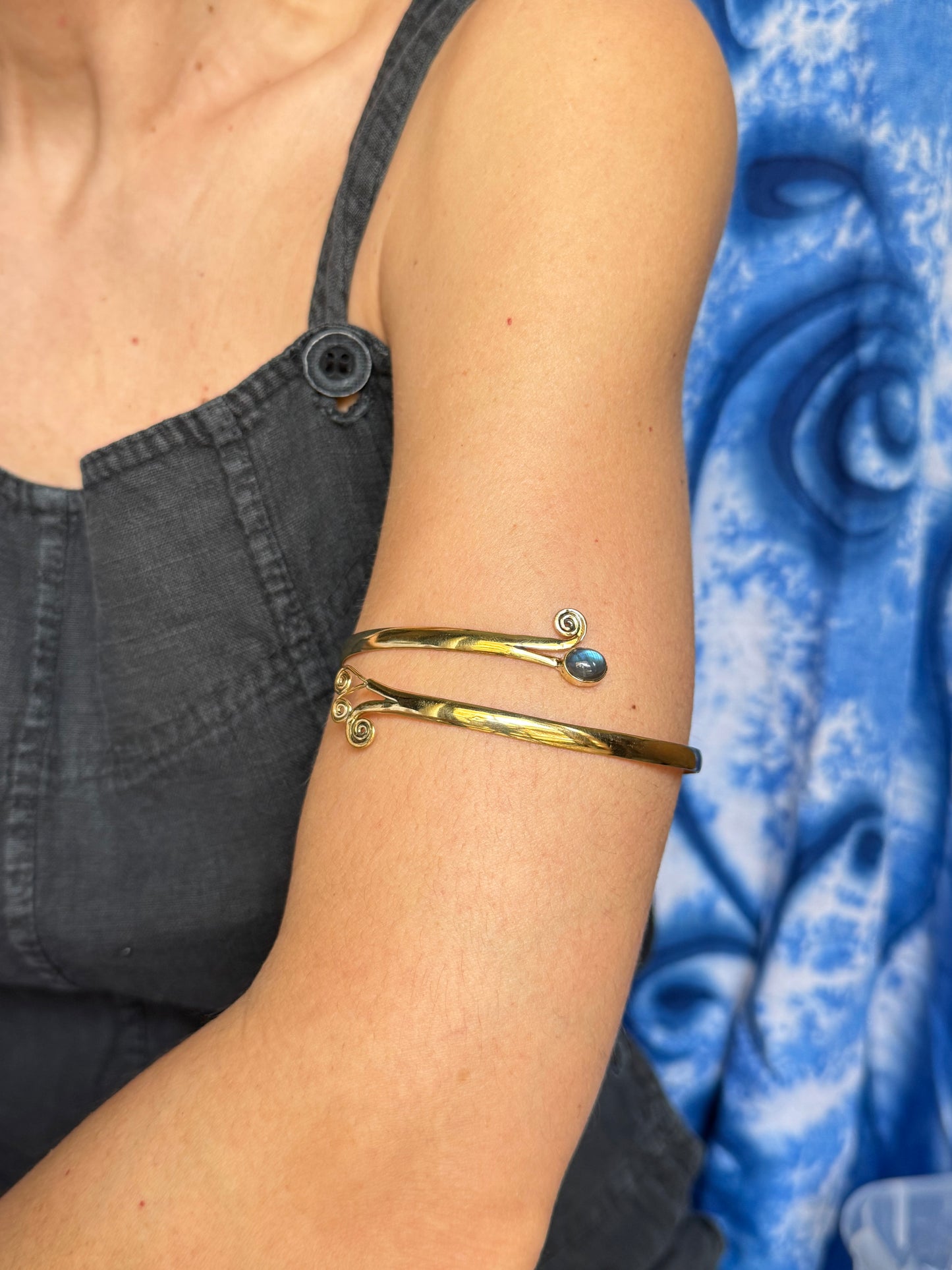 Bracciale braccio boho dorato labradorite