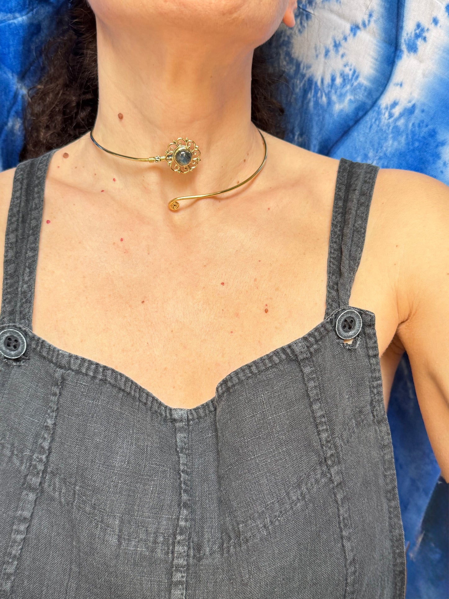 Collarino dorato fiore labradorite