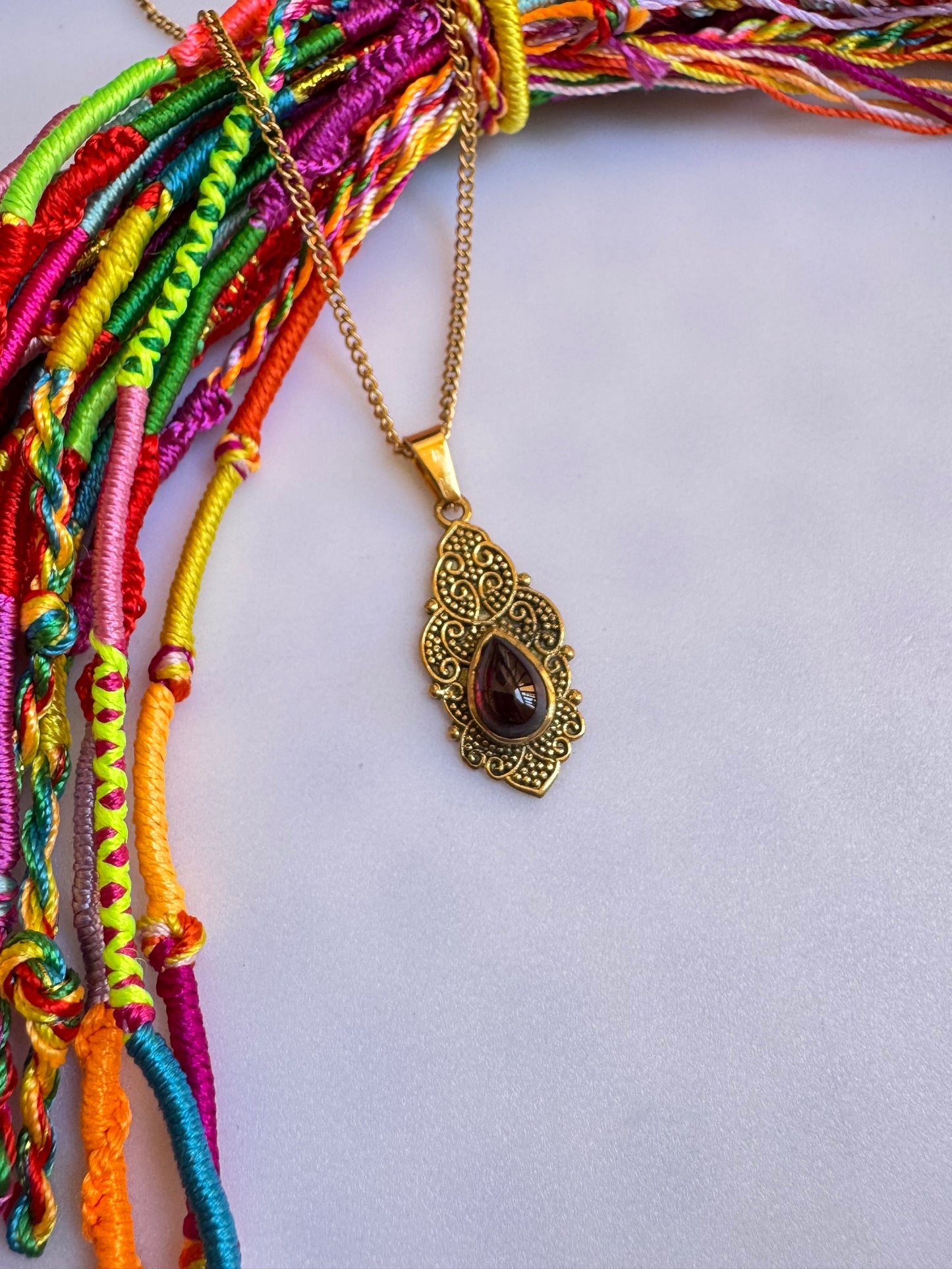 Goldene Halskette mit rotem Anhänger