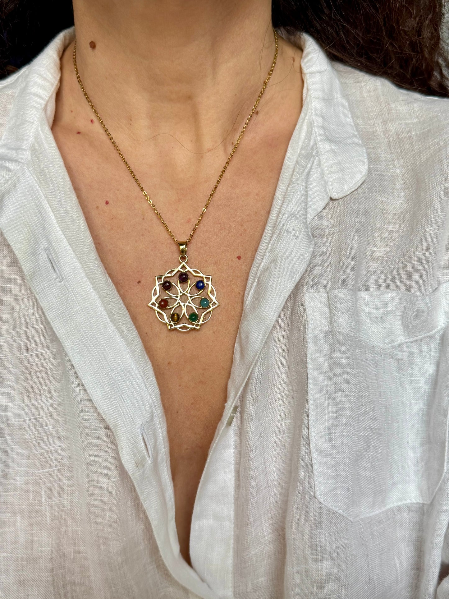 Collana dorata con ciondolo fiore della vita sette chakra