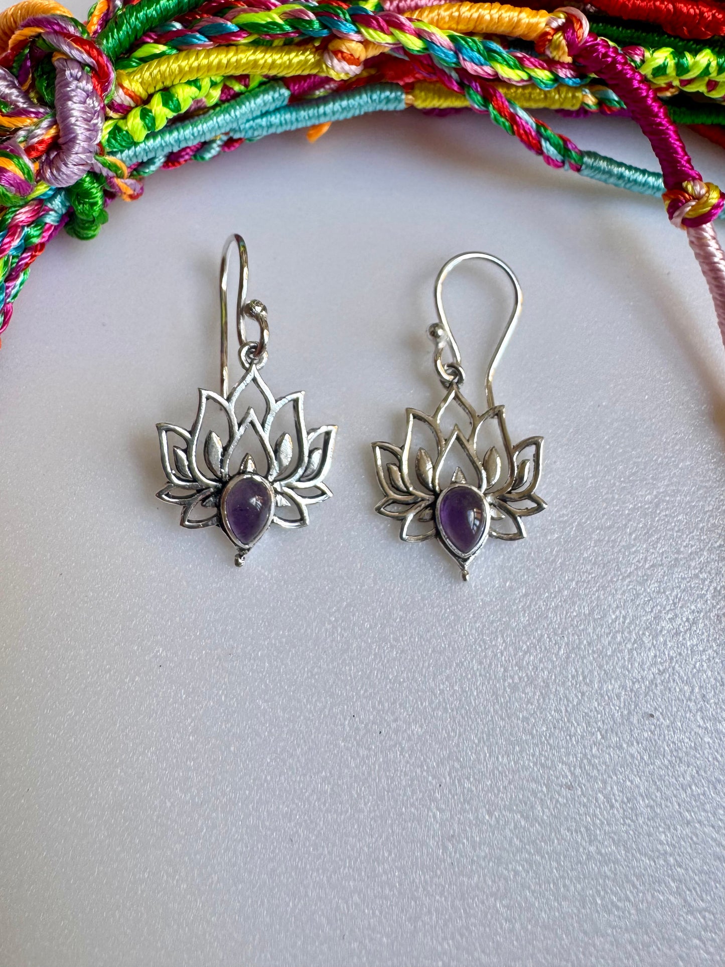 Lila-silberne Boho-Ohrringe