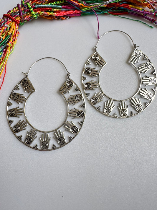 Orecchini boho argentati cerchi mani