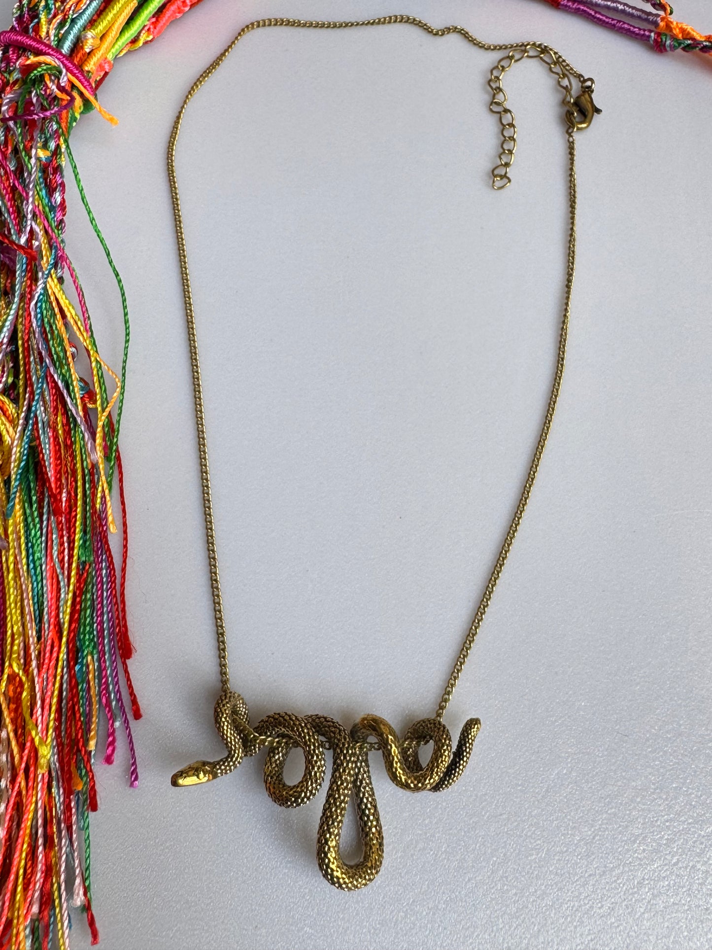 Collana boho dorata con ciondolo serpente