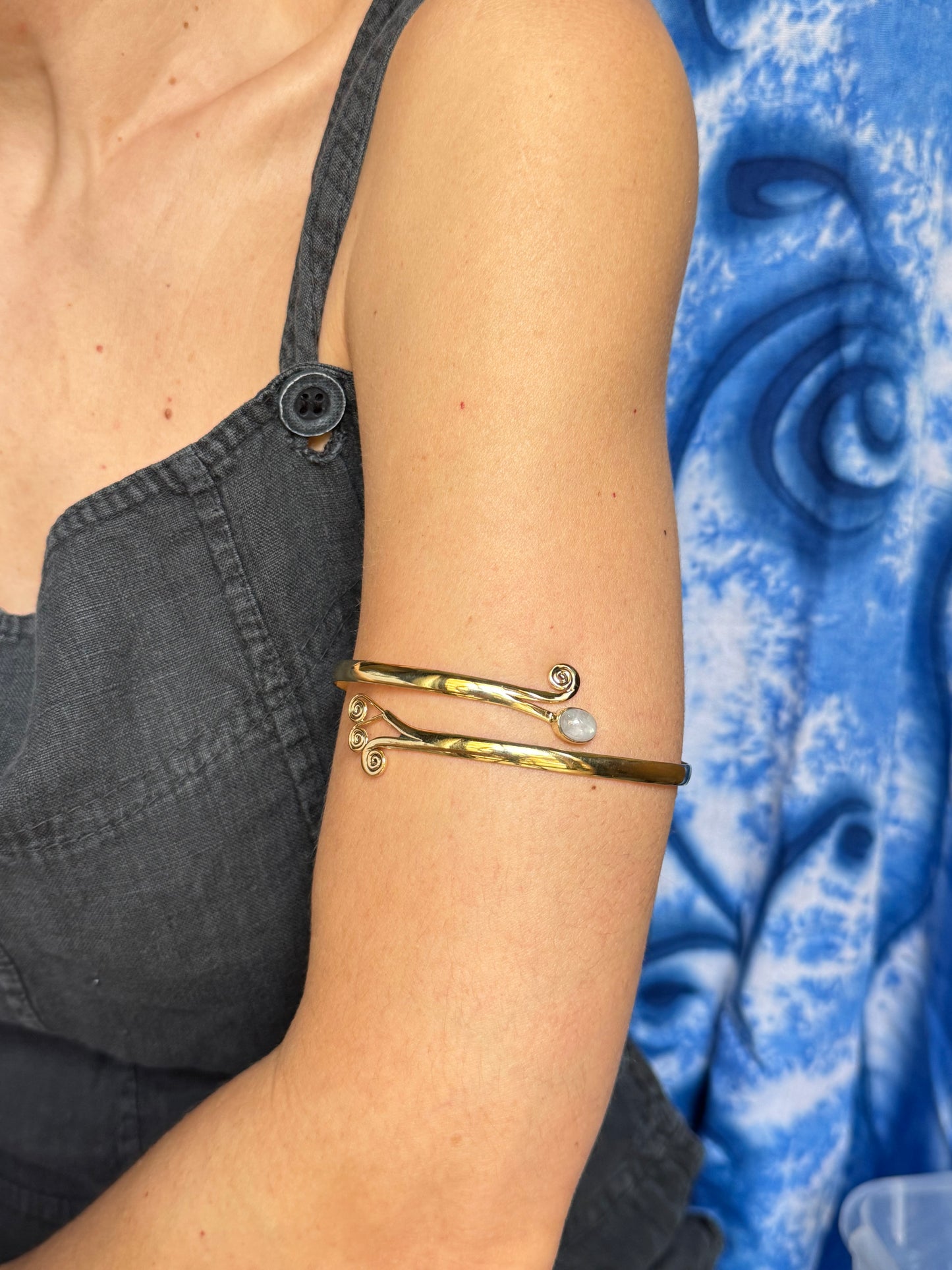 Bracciale braccio boho dorato pietra di luna