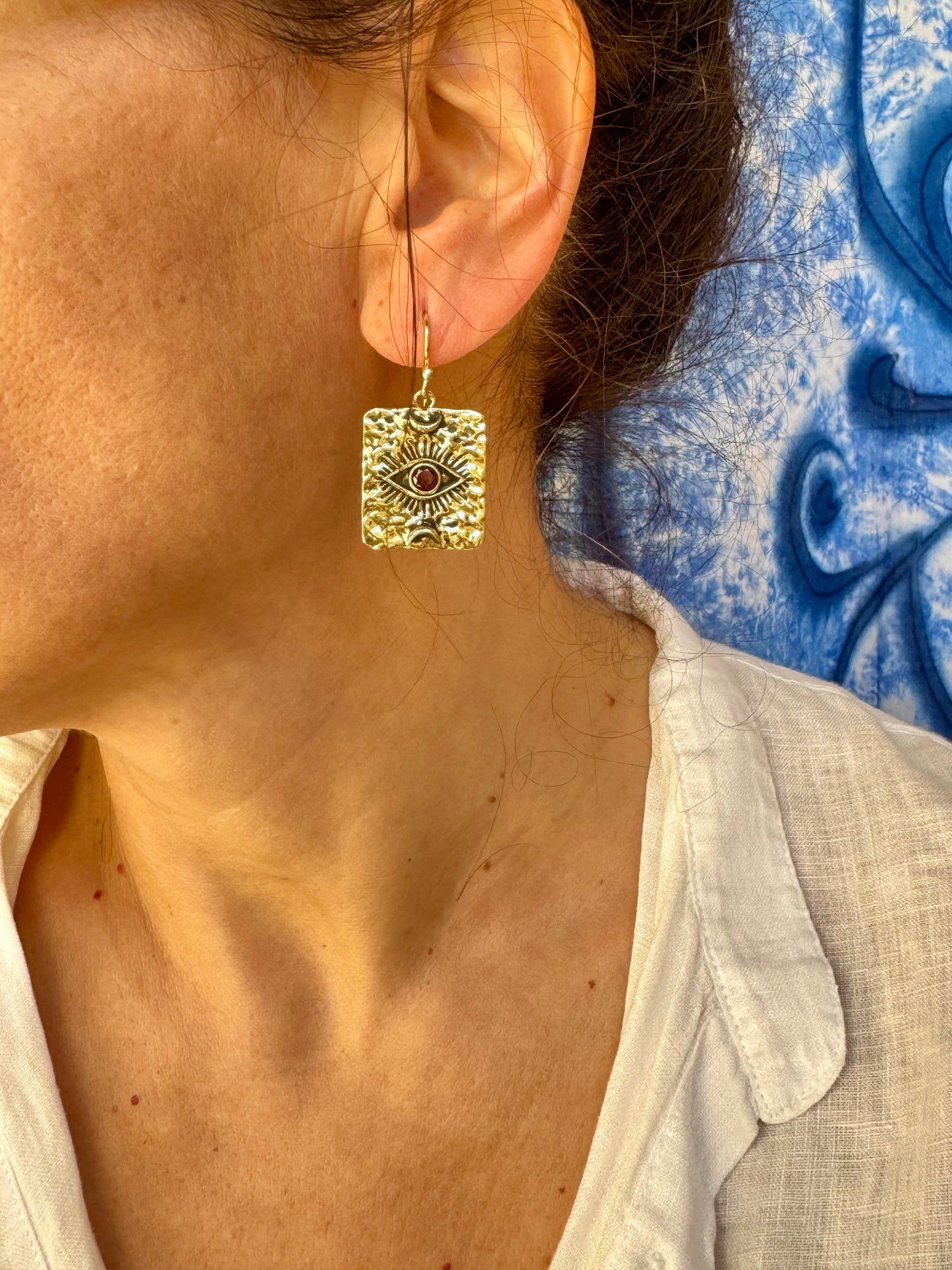 Orecchini boho dorato occhio rosso