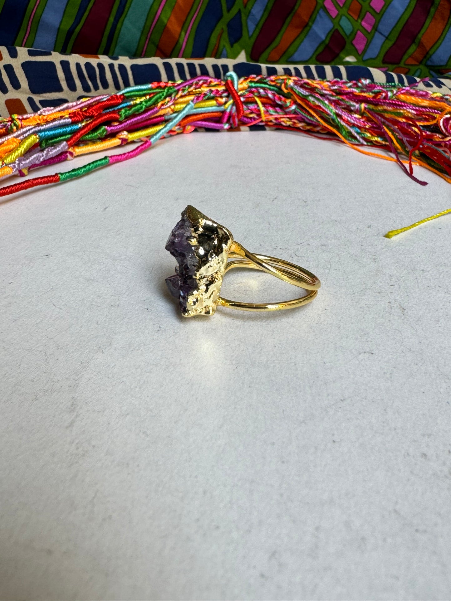 Goldener Ring mit Amethystsplittern 4