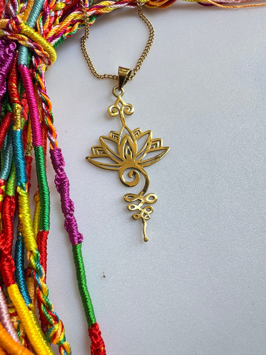 Goldene Halskette mit Lotusblumenanhänger