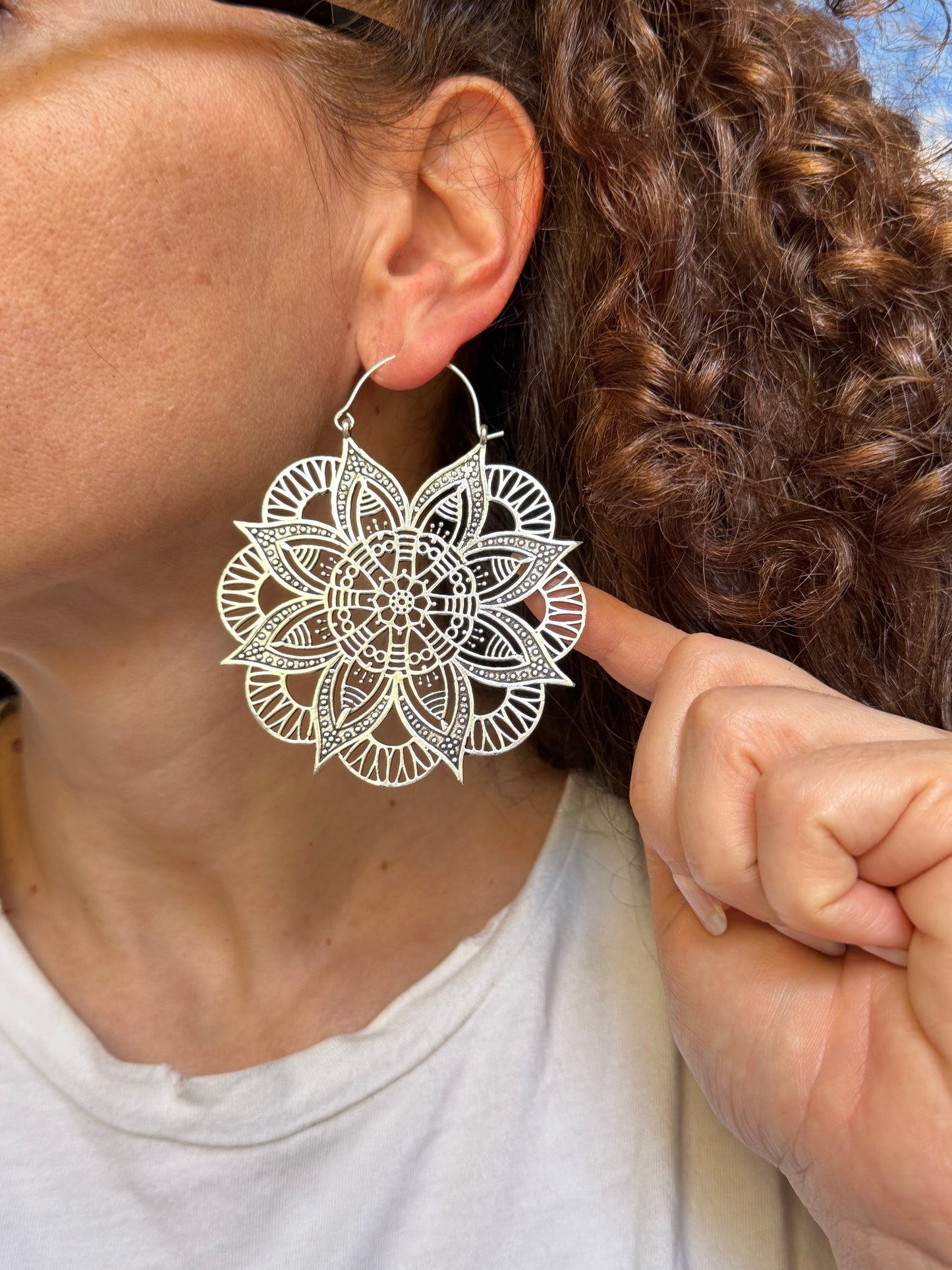 Orecchini boho argentati cerchi fiore di loto