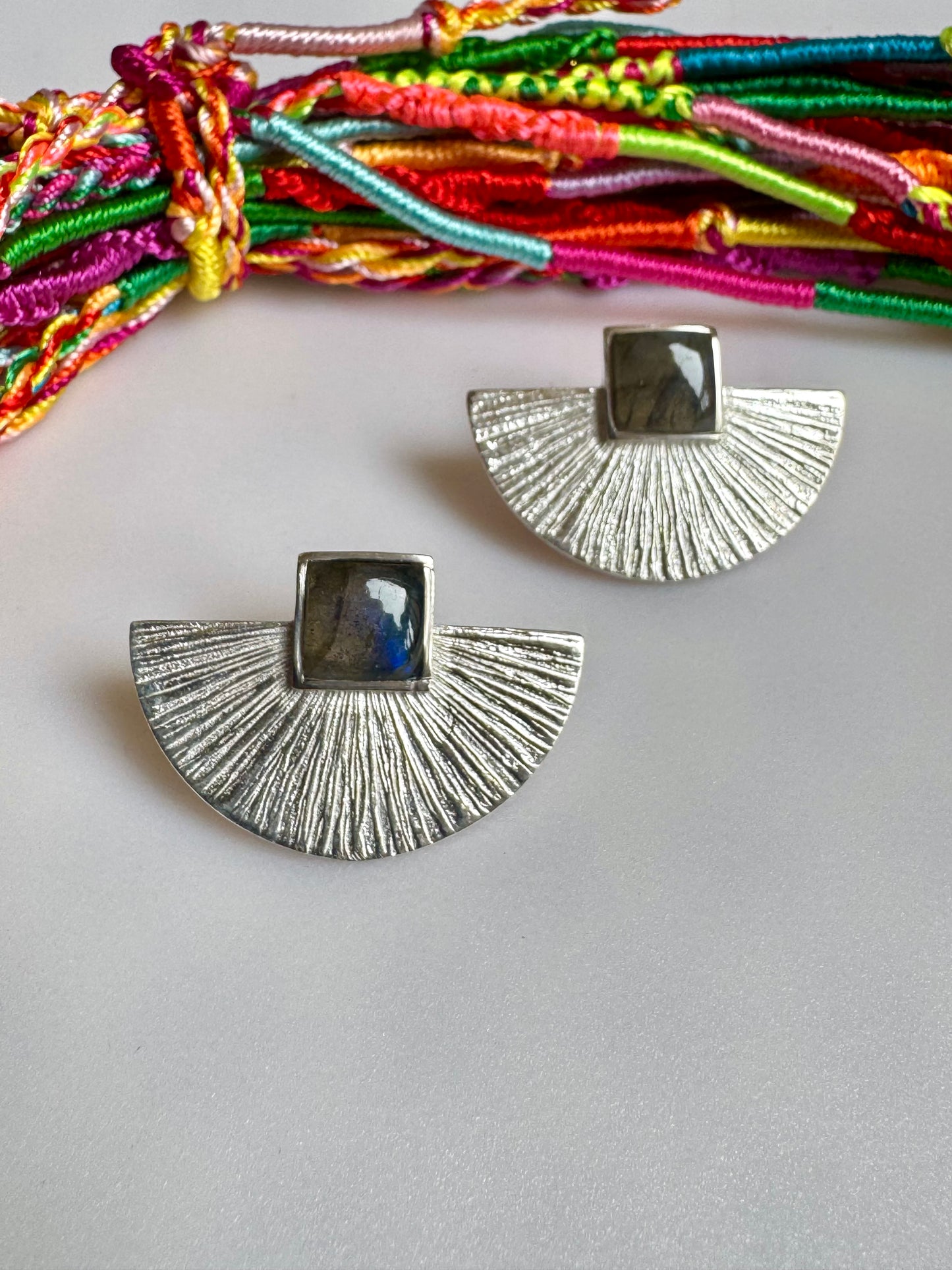 Orecchini boho argentati labradorite