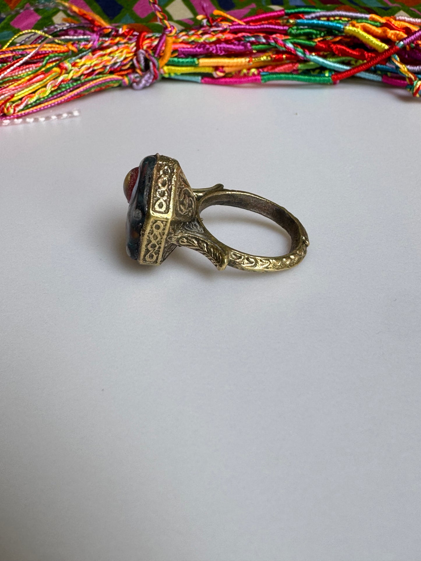 Antiker, bemalter Keramikring im Vintage-Stil, Größe 16