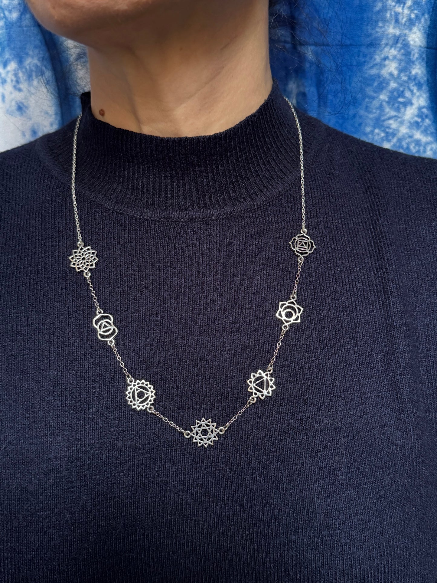 Collana argentata con simboli sette chakra