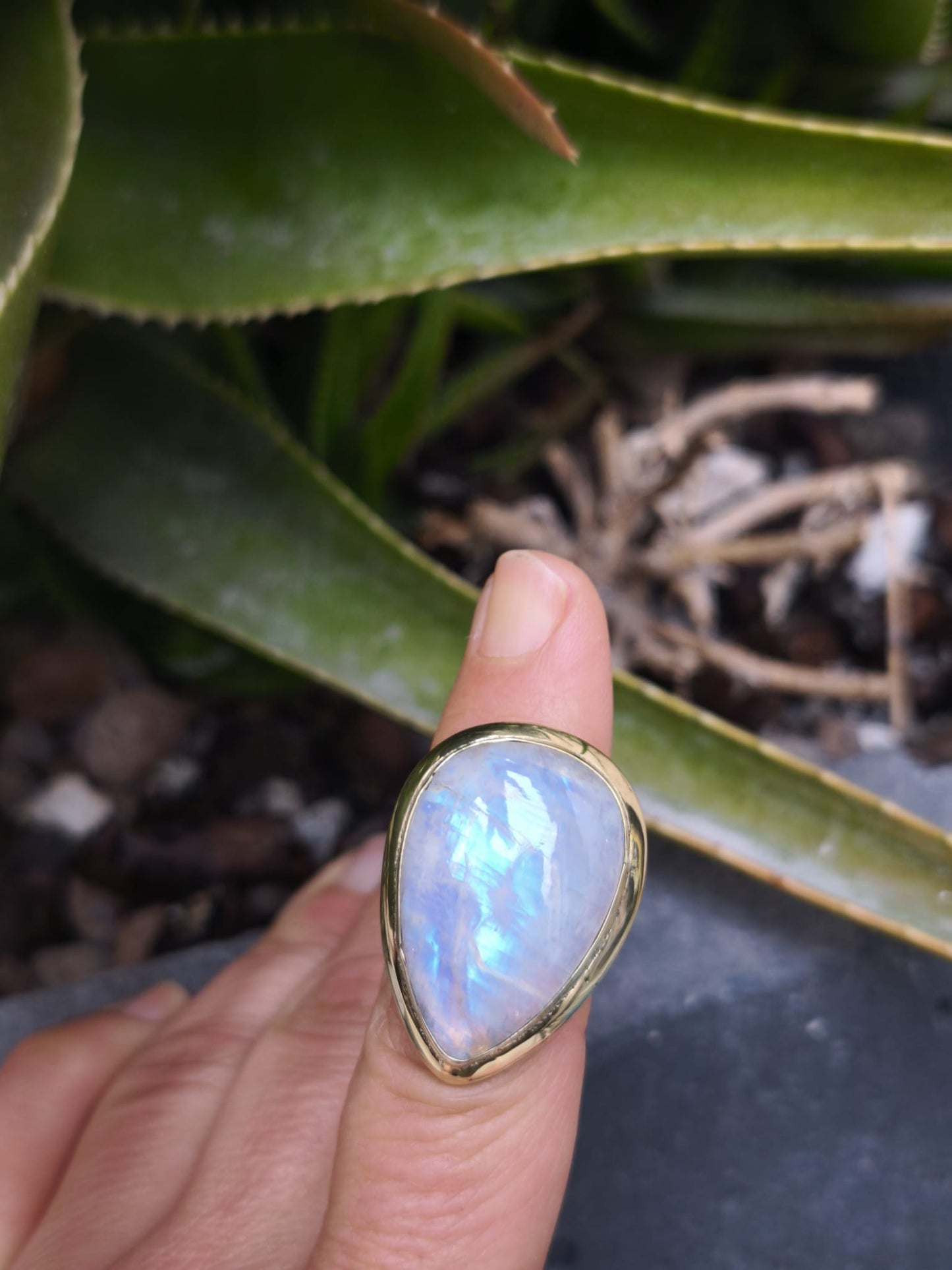 Anello boho dorato pietra di luna arcobaleno Maila