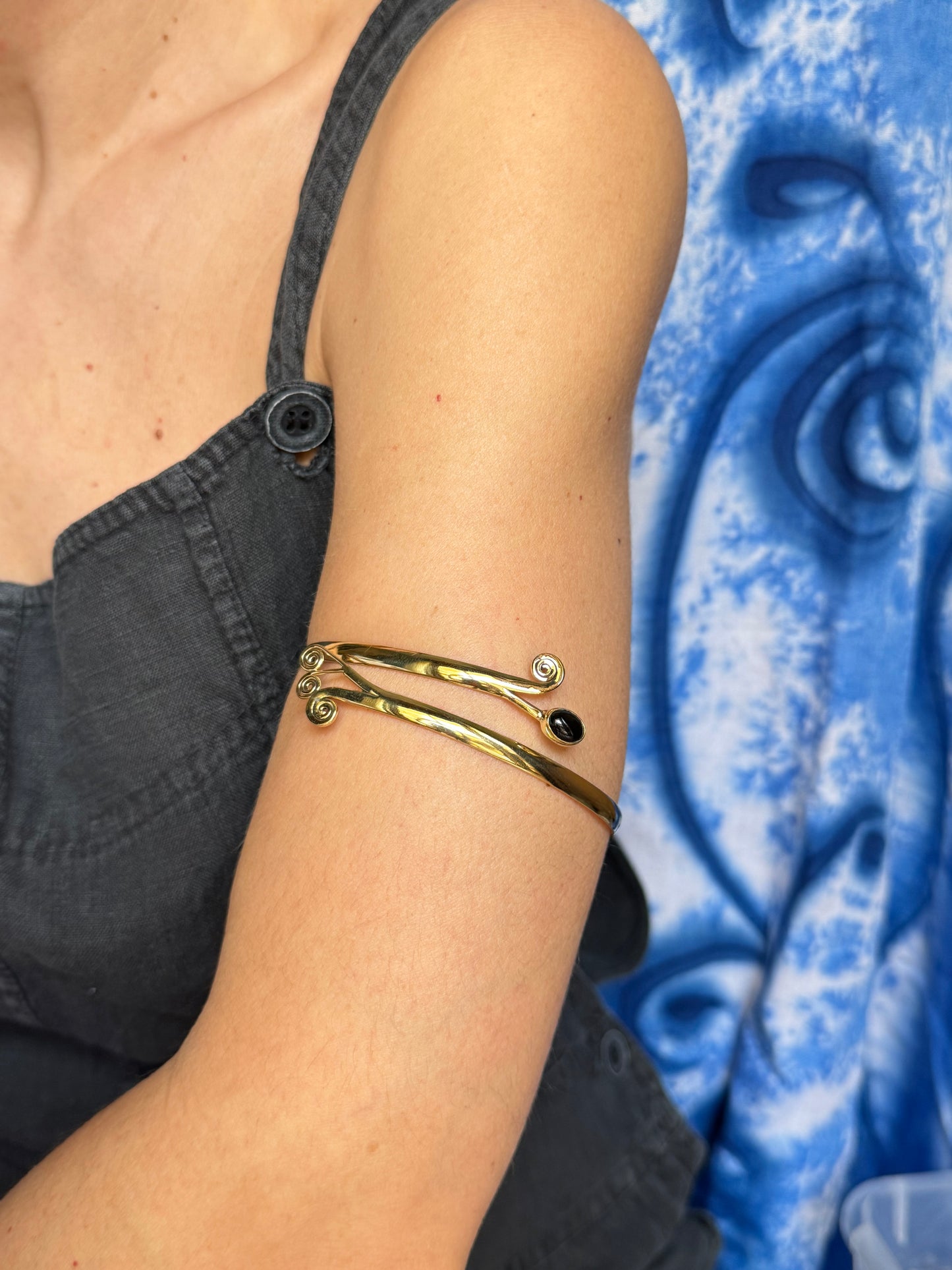 Bracciale braccio boho dorato nero