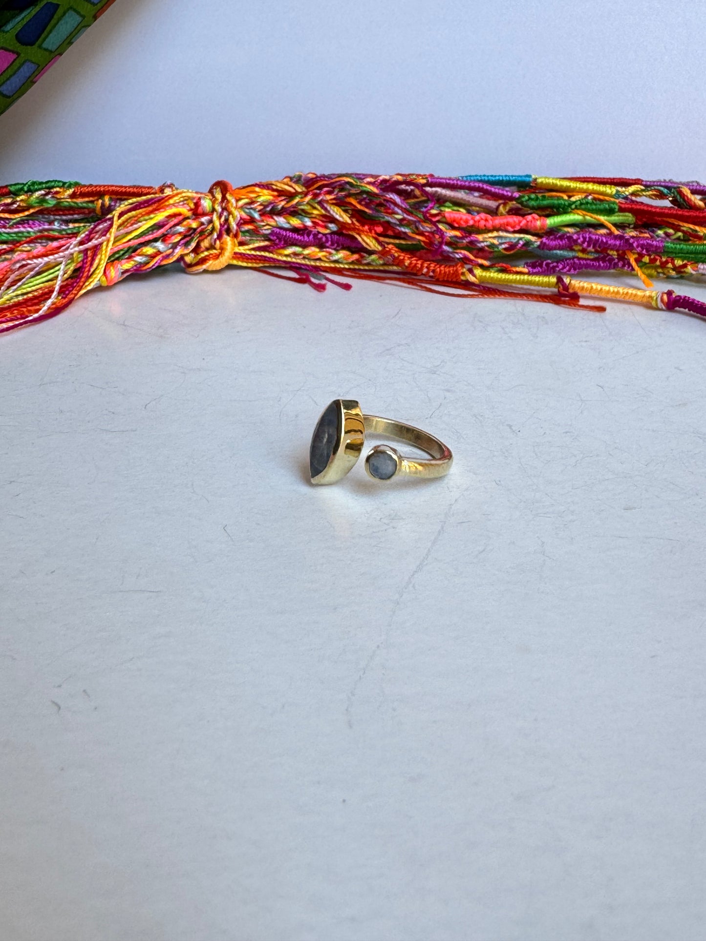 Anello boho dorato labradorite