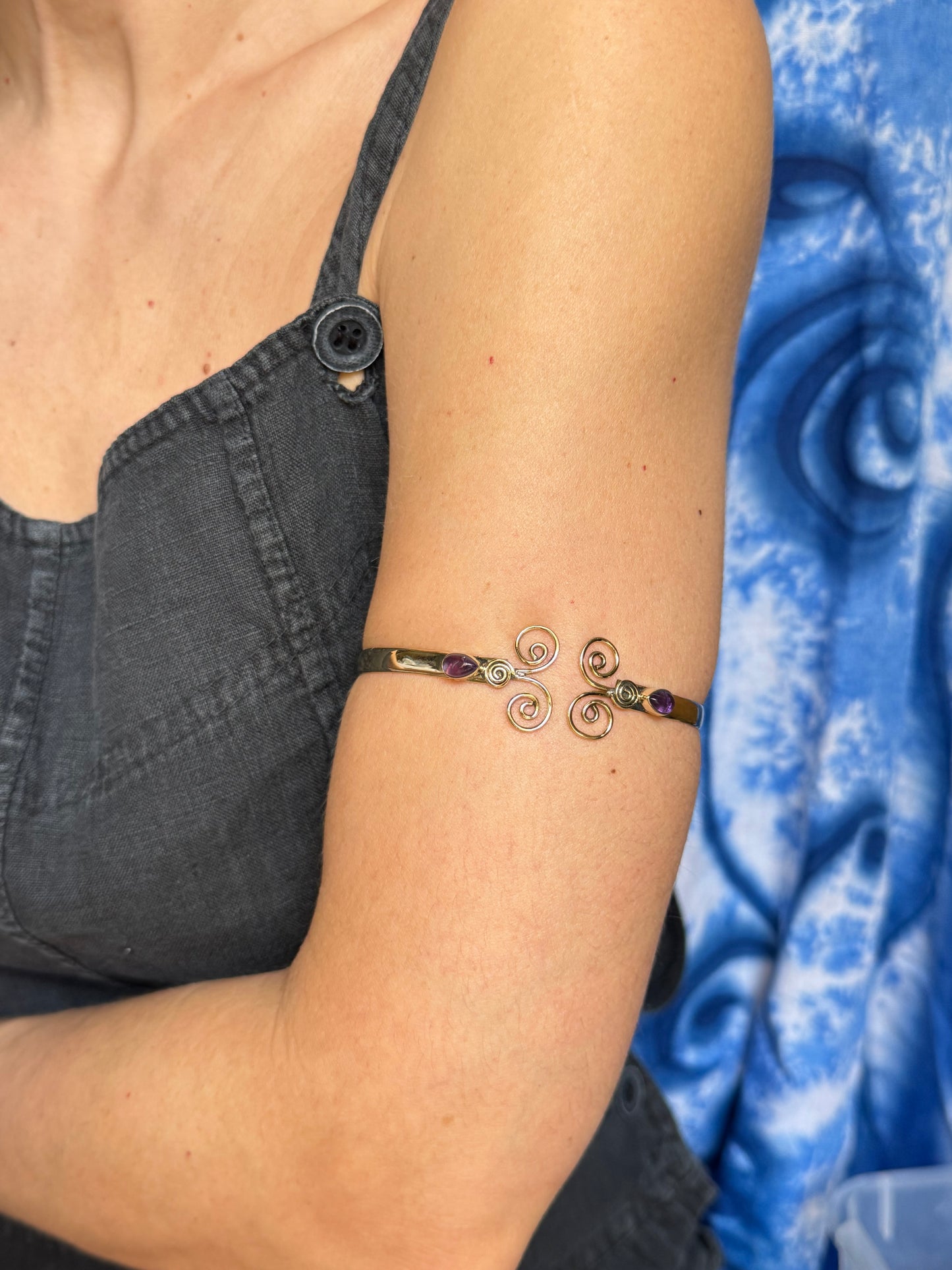 Bracciale braccio boho dorato viola