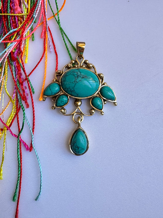 Ciondolo boho dorato fiore di loto howlite