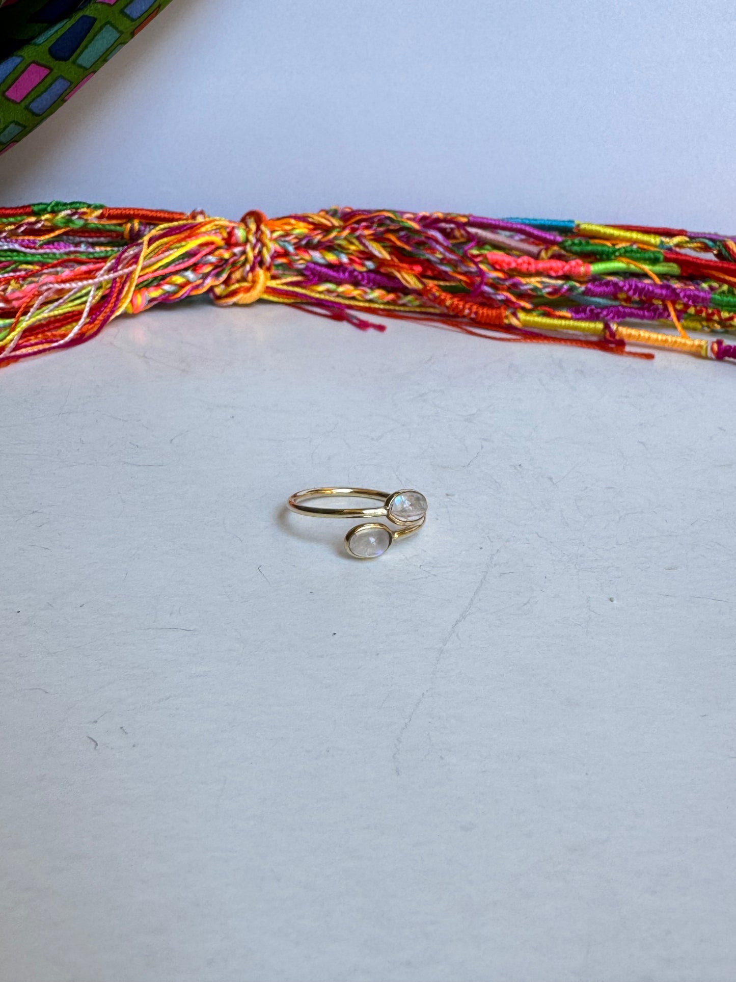 Anello boho dorato pietra di luna arcobaleno