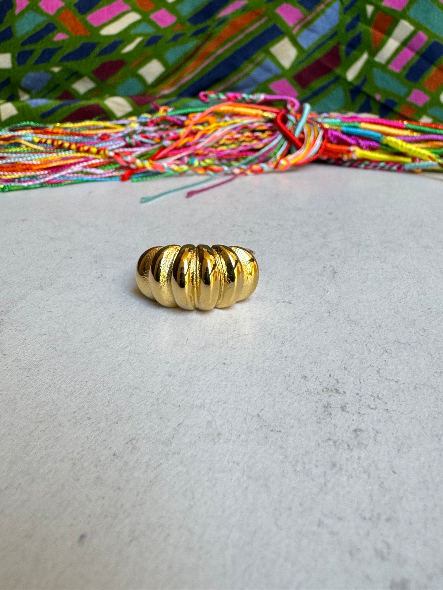 Goldener Stahlring mit gewölbtem Design