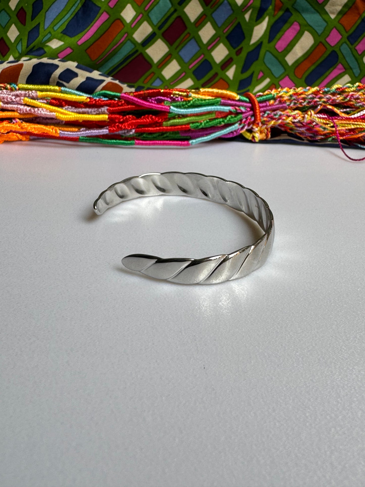 Schräges Stahlarmband