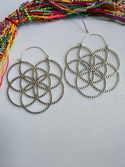 Orecchini boho argentati cerchi fiore della vita