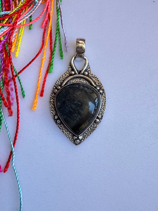 Ciondolo boho argentato labradorite