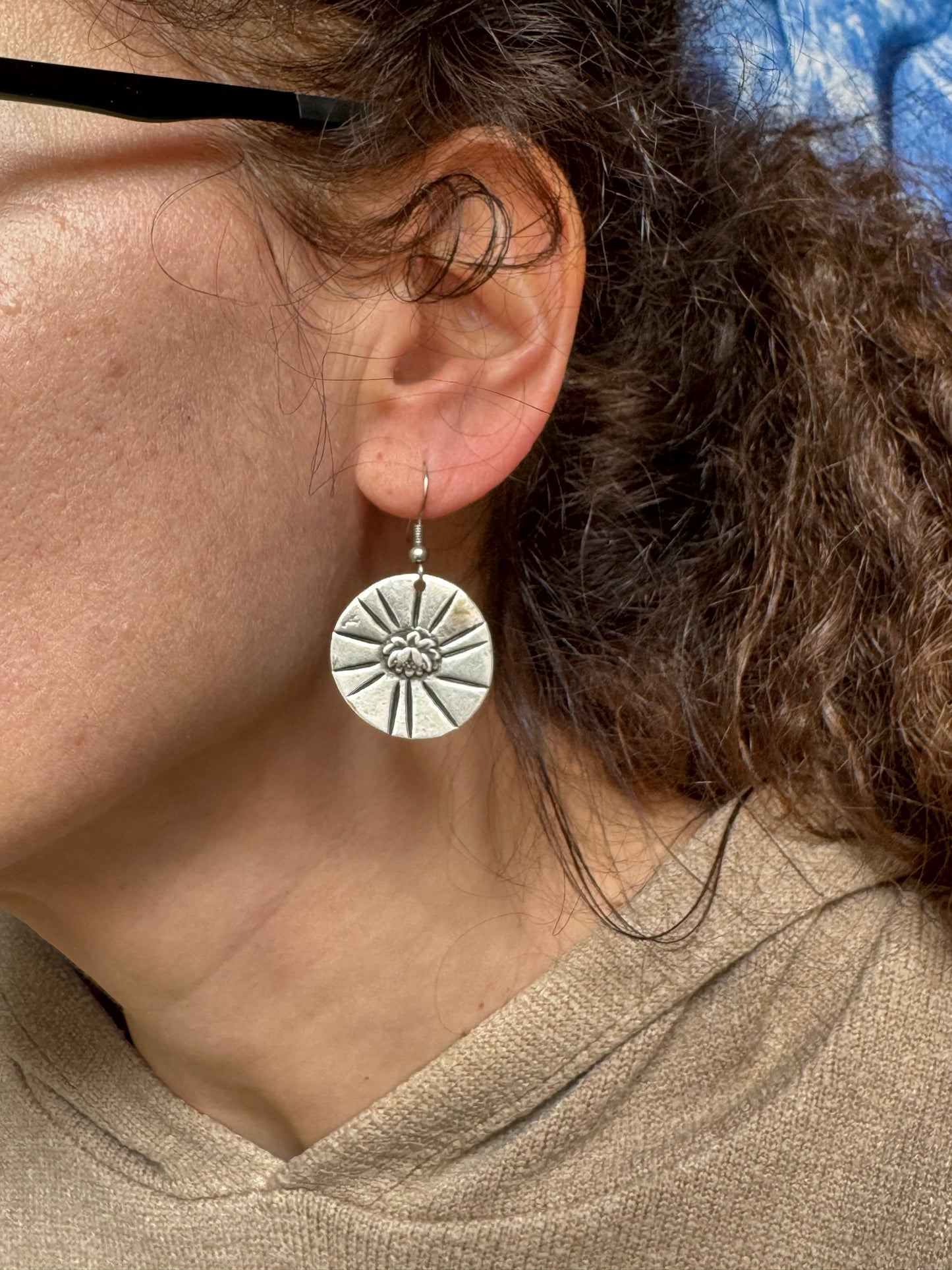 Runde Ohrringe mit Lotusblüten aus Zamak