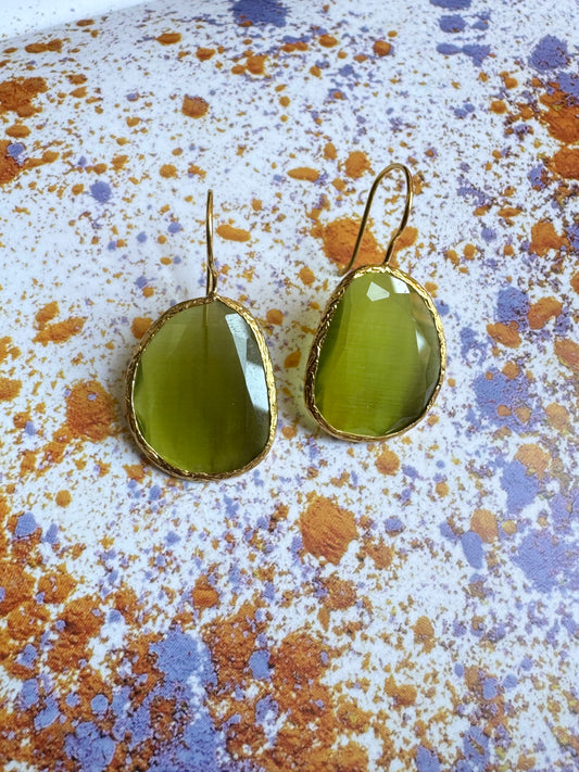 Säuregrüne Tropfenstein-Ohrringe