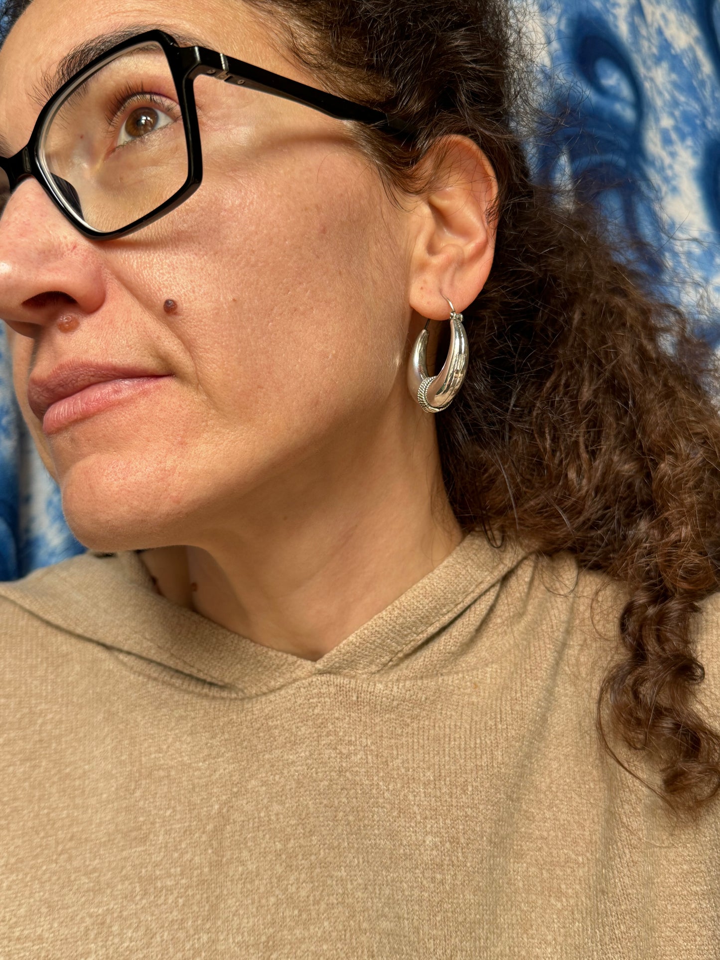 Gewölbte Kreisohrringe aus 925er T-Silber mit Stammesmotiv