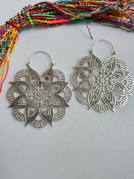Orecchini boho argentati cerchi fiore di loto