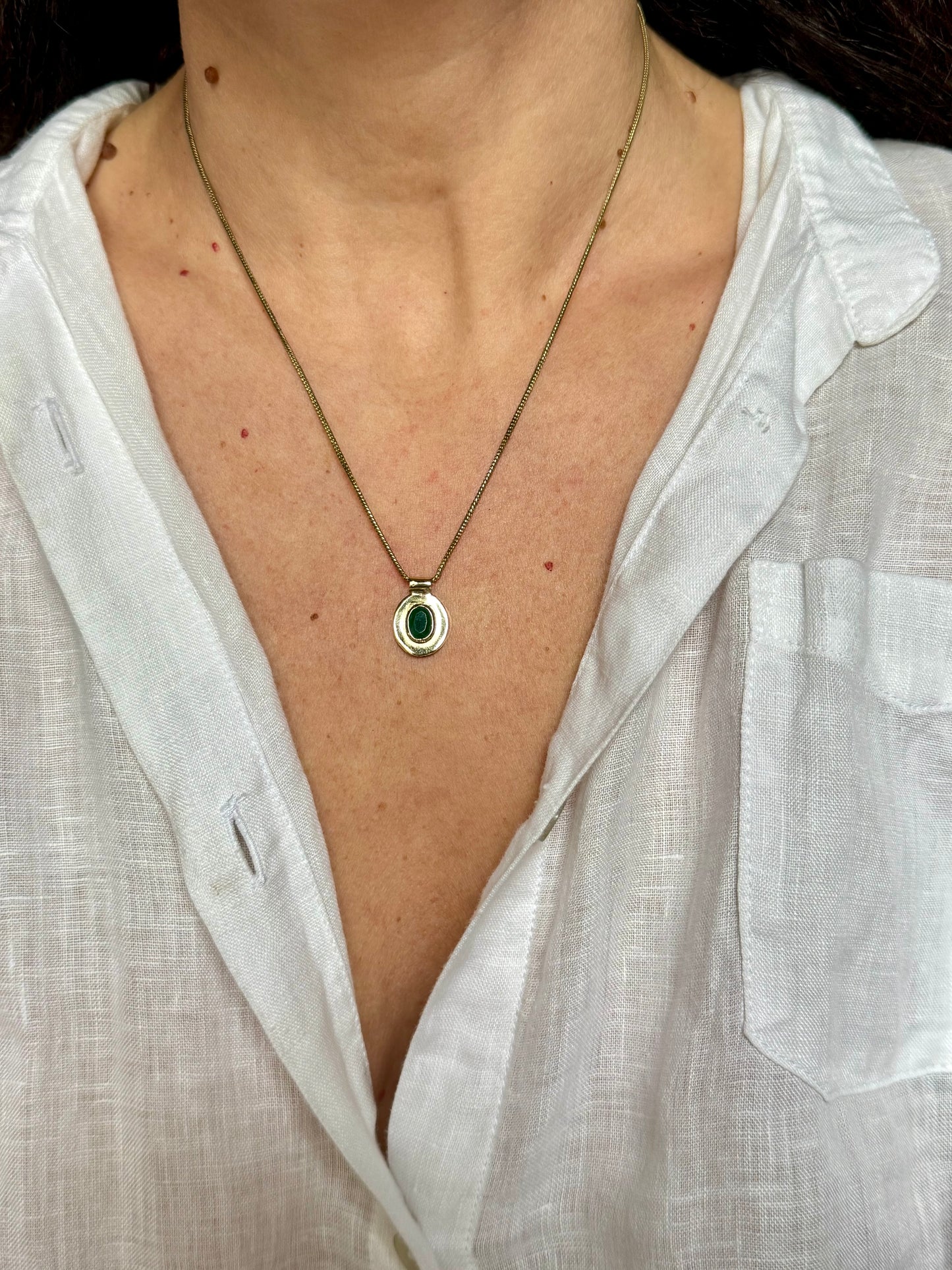 Collana dorata con ciondolo verde