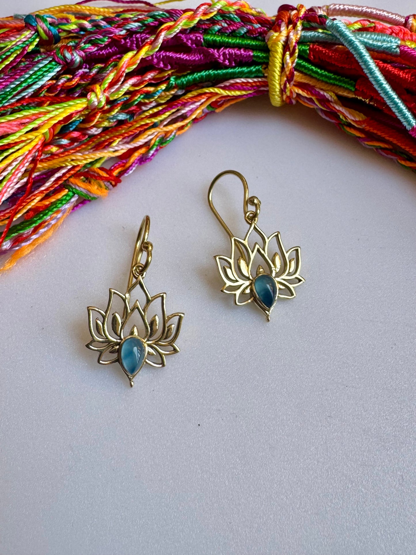 Orecchini boho dorato fiore di loto celeste