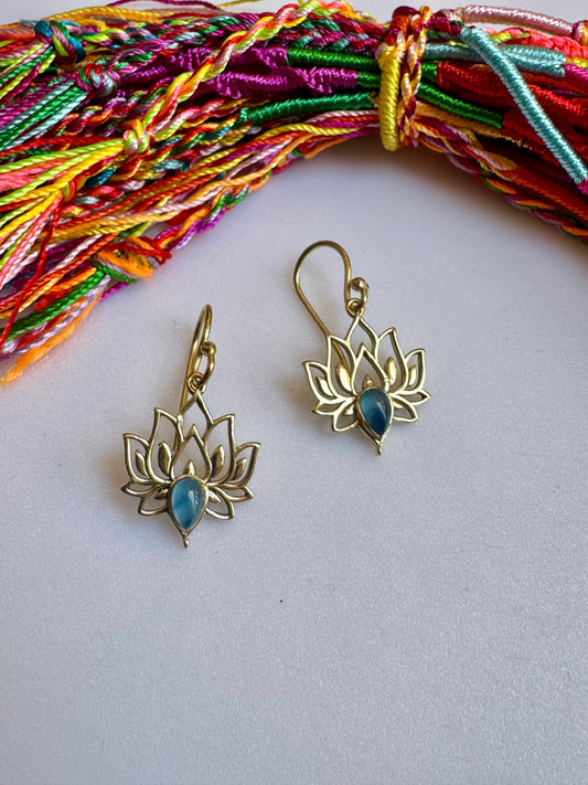 Orecchini boho dorato fiore di loto celeste