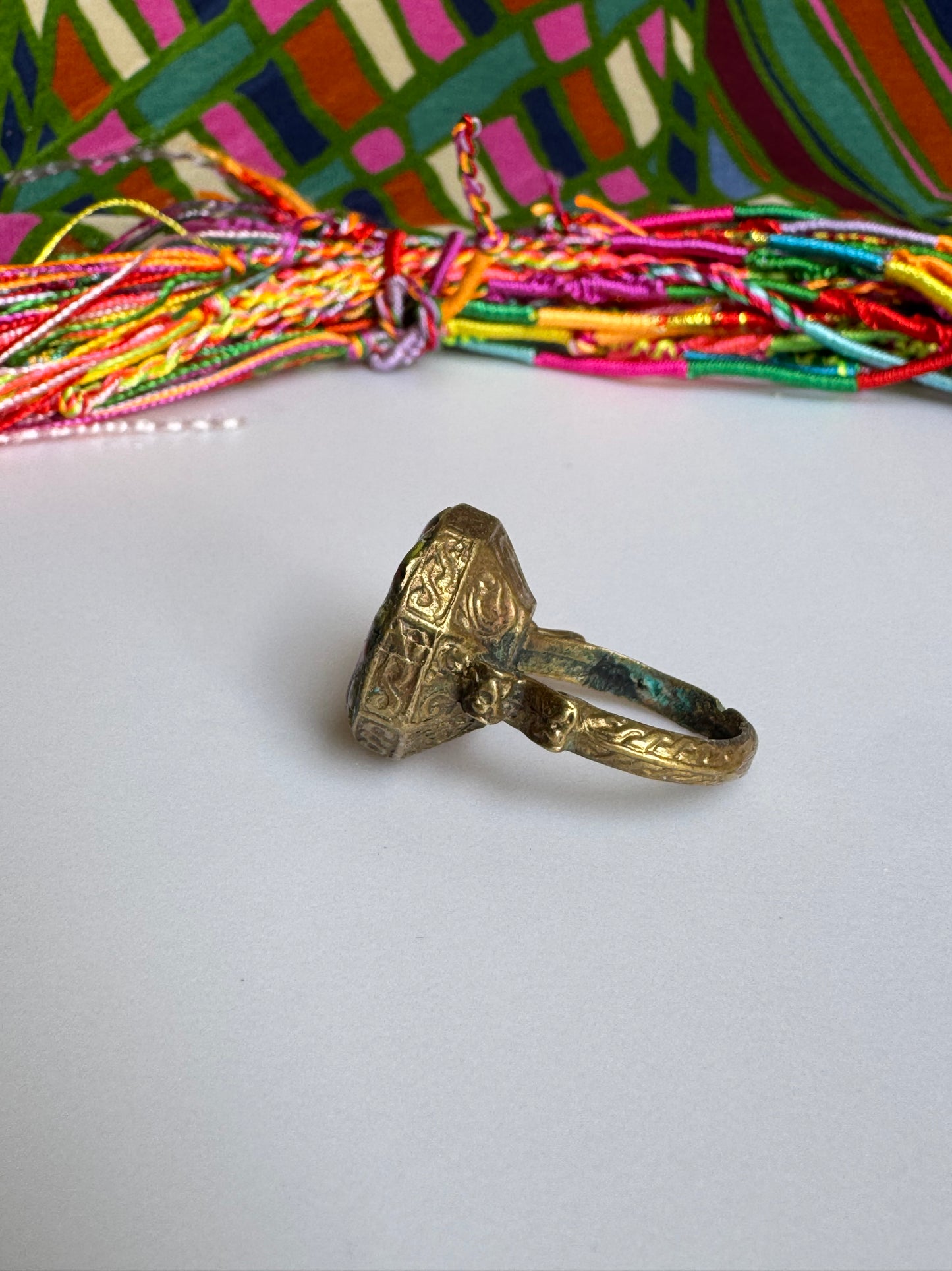 Antiker, bemalter Keramikring im Vintage-Stil, Größe 19