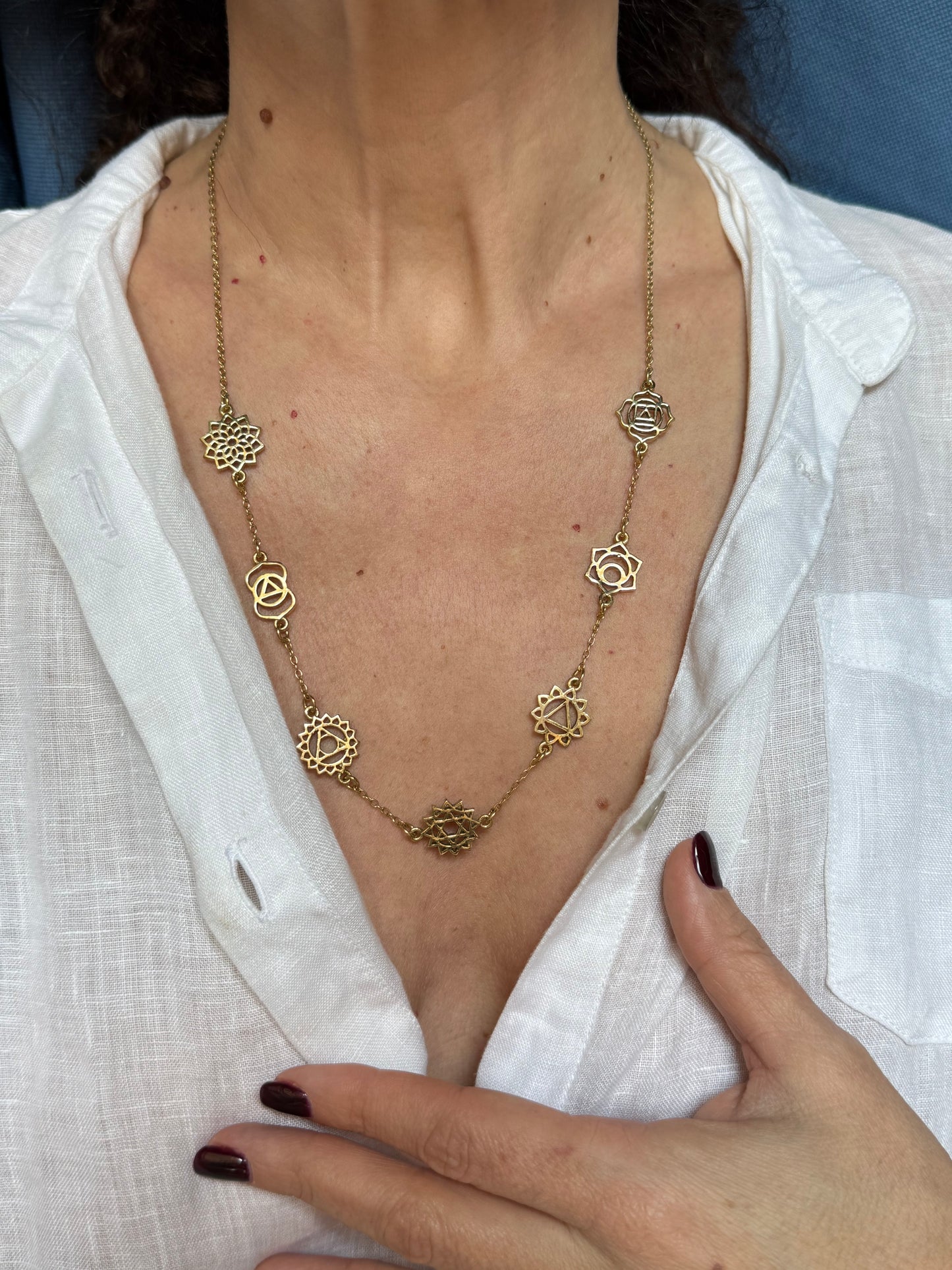 Collana dorata con simboli sette chakra