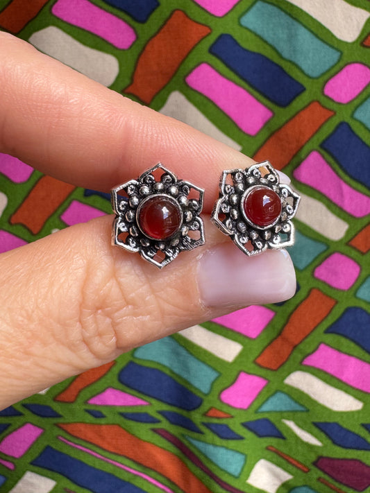 Orecchini boho argentato lobo rosso