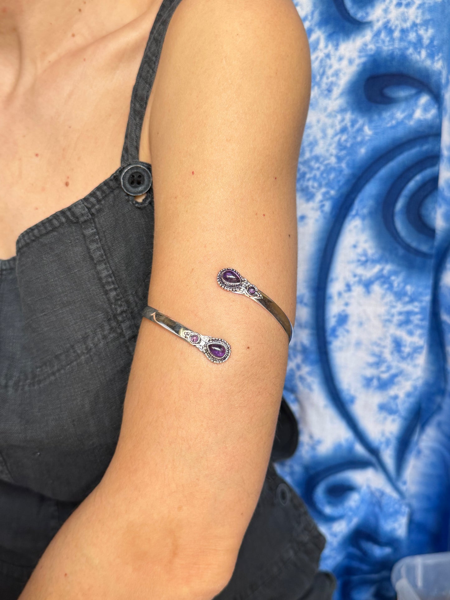 Bracciale braccio boho argentato viola