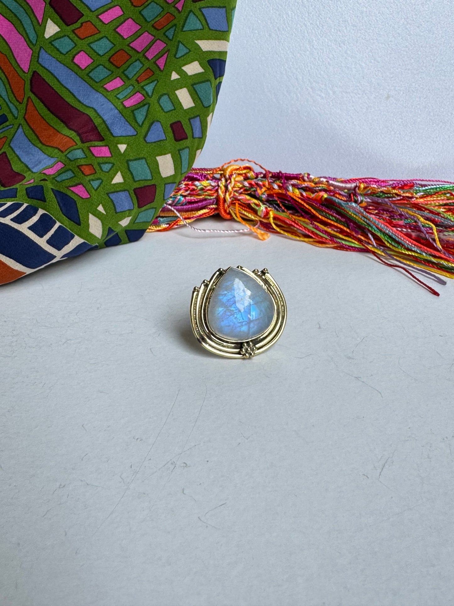 Anello boho dorato pietra di luna arcobaleno regolabile
