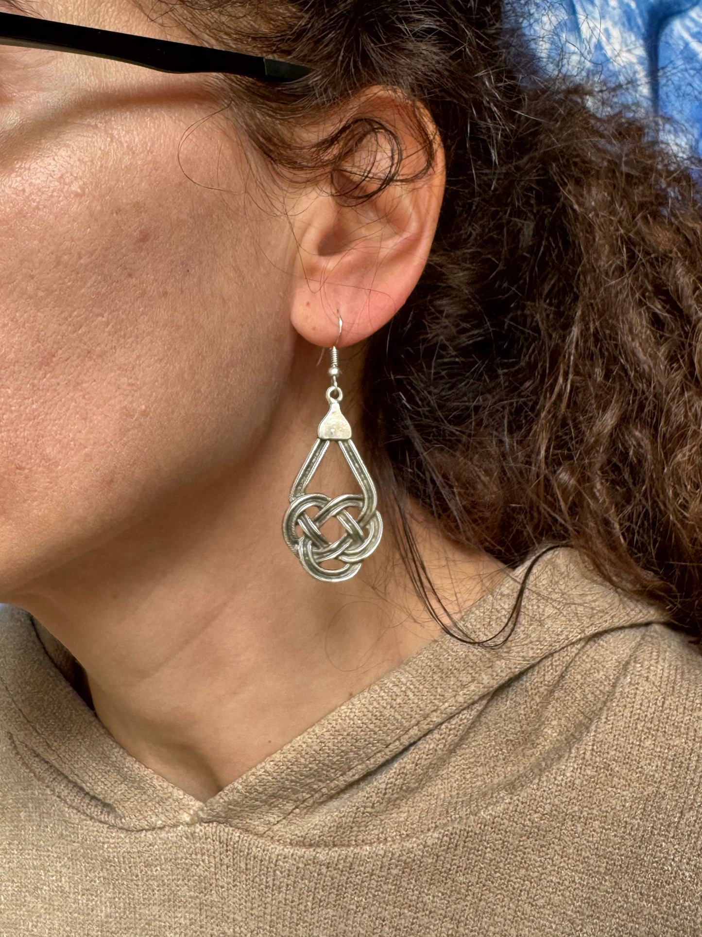 Ohrringe mit Zamak-Knoten