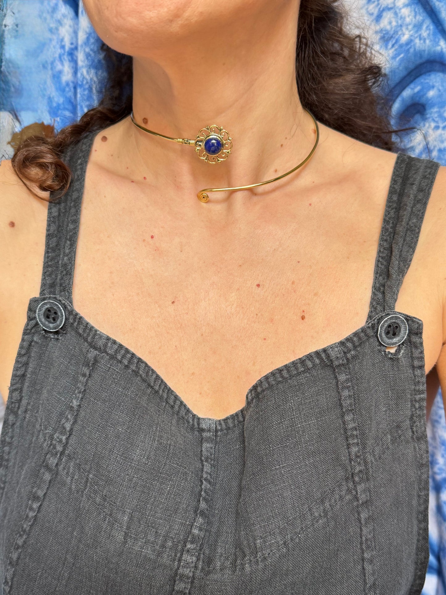 Collarino dorato fiore blu