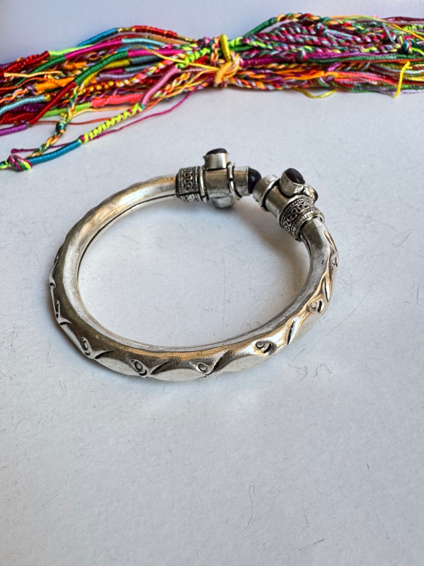 Bracciale boho argentato viola