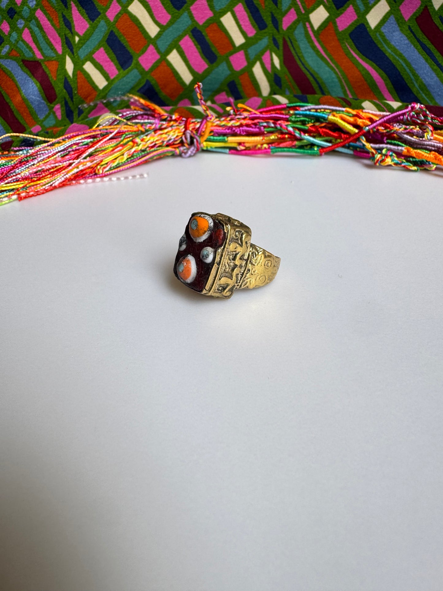 Antiker, bemalter Keramikring im Vintage-Stil, Größe 15