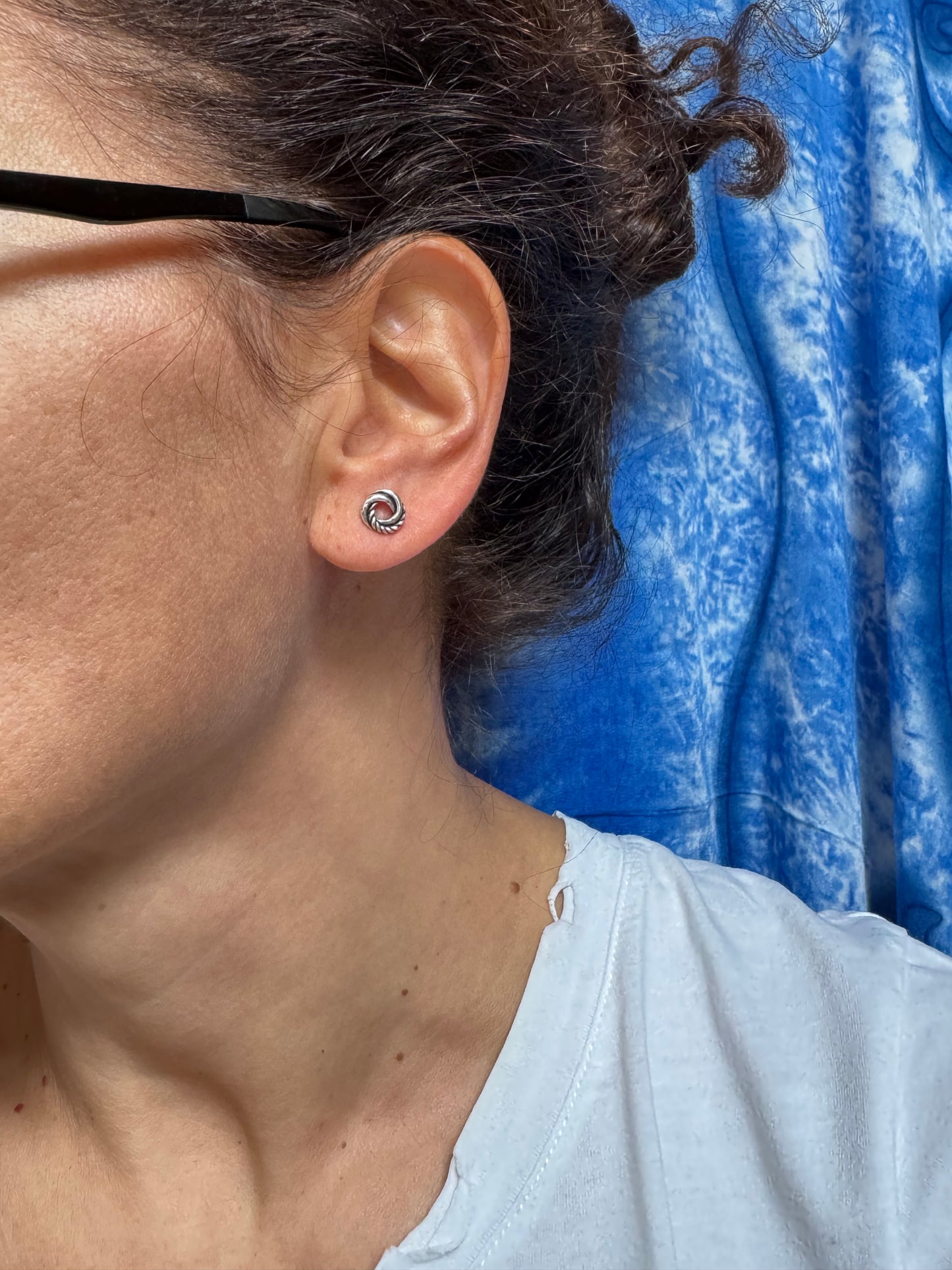 Single earring in 925 silver with a vortex shape